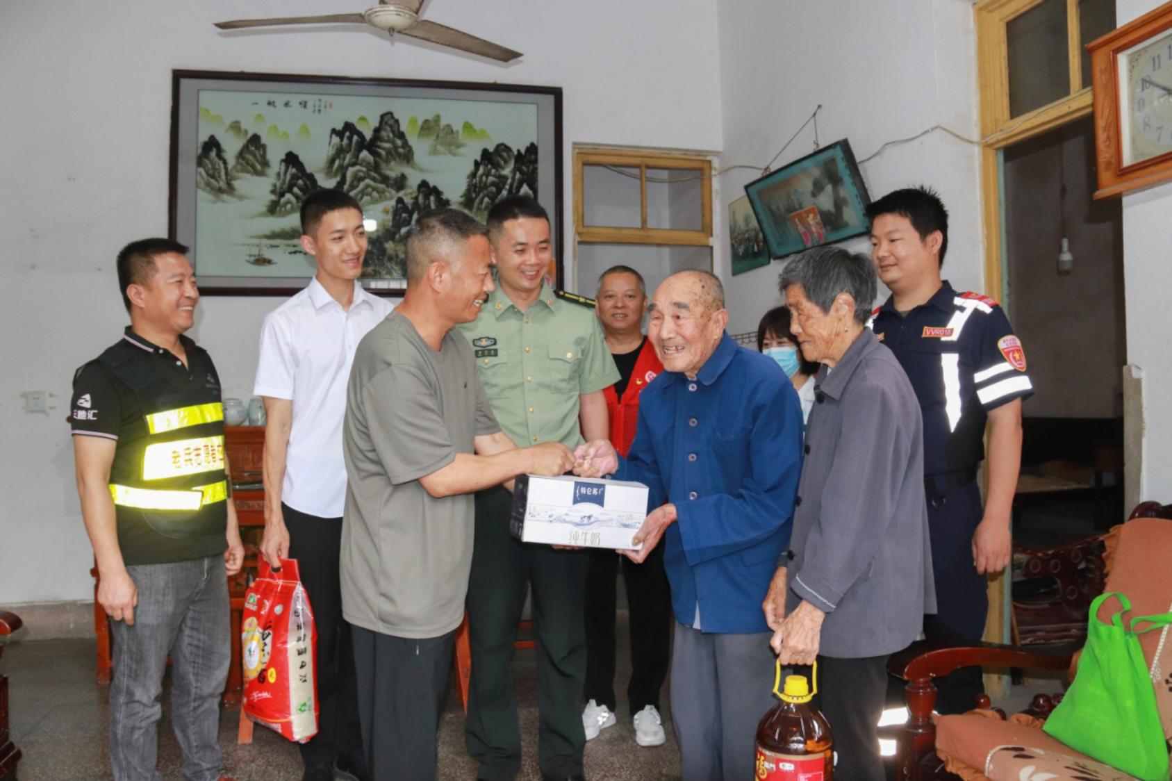 C:\Users\Administrator\Desktop\新建文件夹 (7)\新建文件夹\看望和慰问万安镇车田村退役老兵金发祥1.JPG