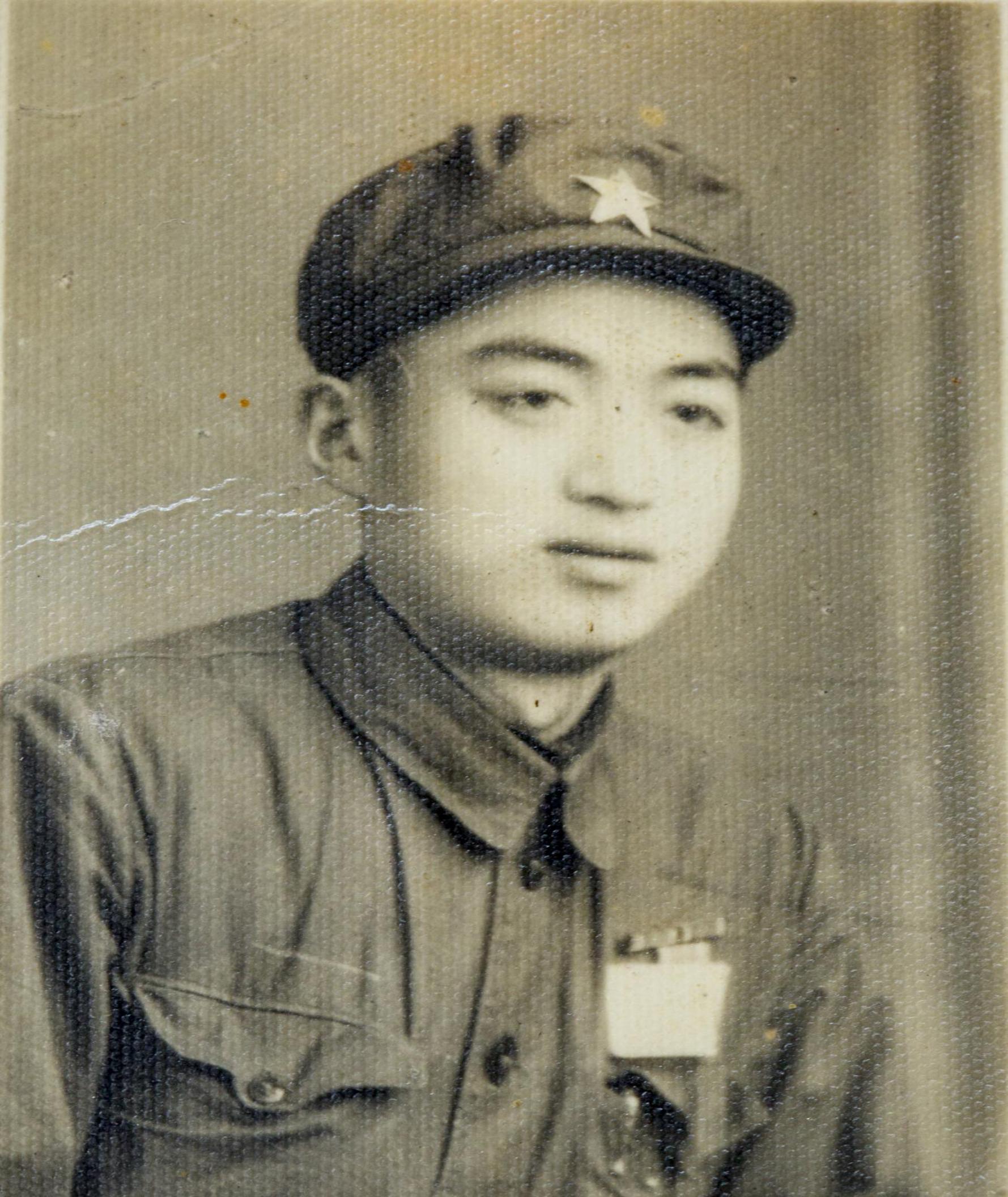 齐家义年轻时军装照