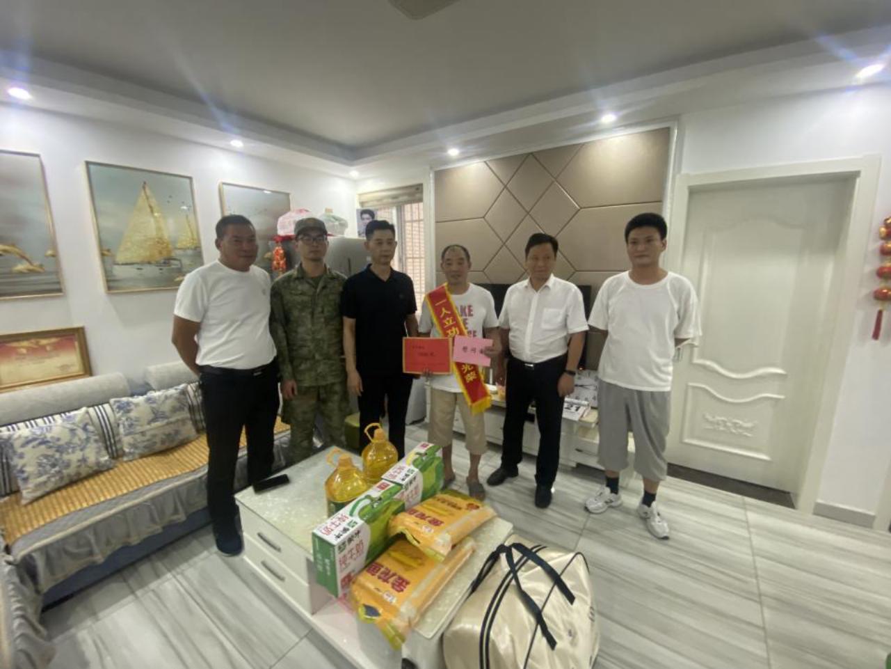 八一慰问立功受奖家庭1