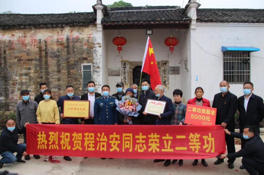 上门为“二等功臣之家”送喜报.jpg