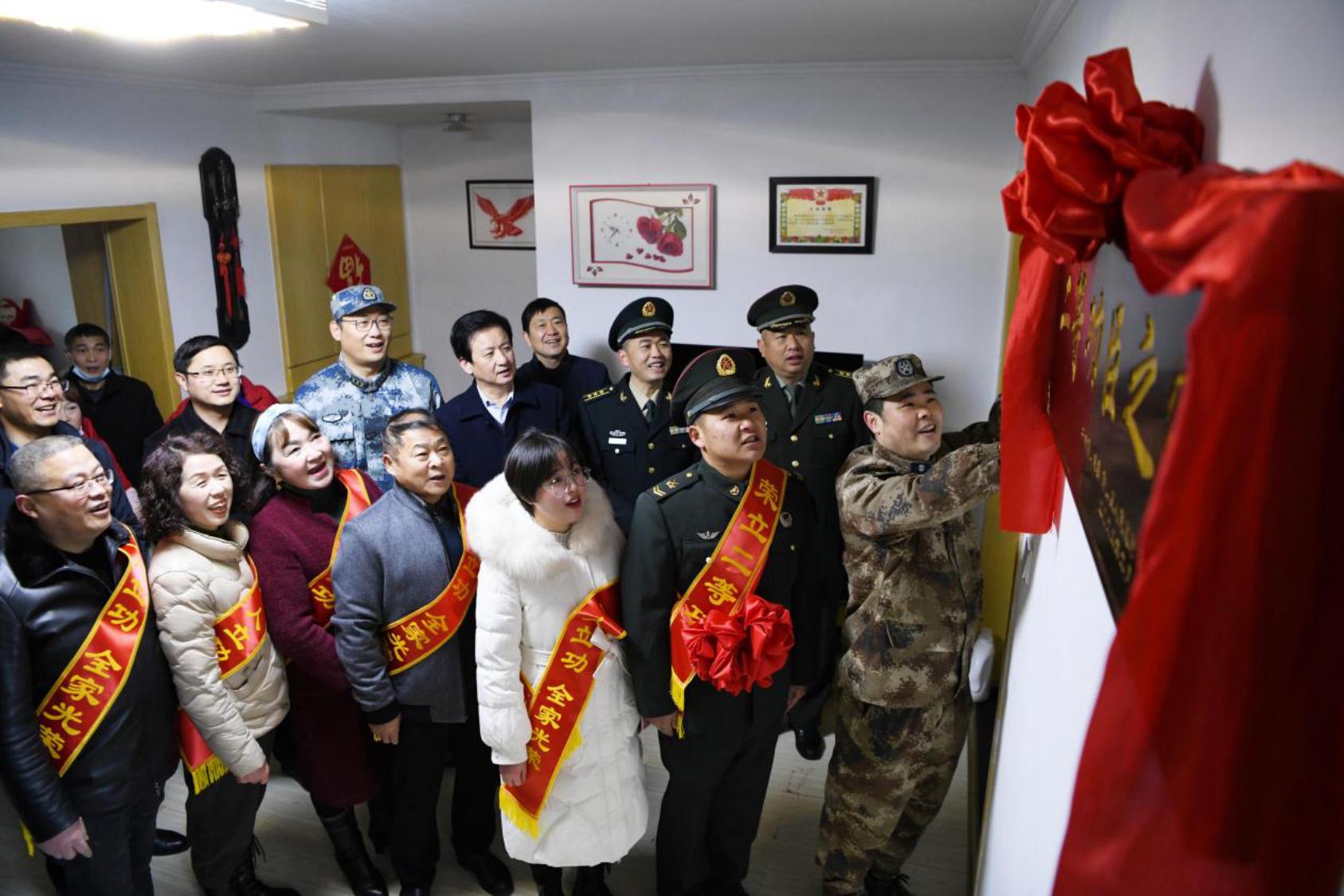 为让军人成为全社会尊崇的职业，马鞍山市出台了《现役军人立功受奖奖励办法》。图为马鞍山市退役军人事务局、马鞍山军分区政治工作处为雨山区荣立二等功的现役军人送奖送喜报上门
