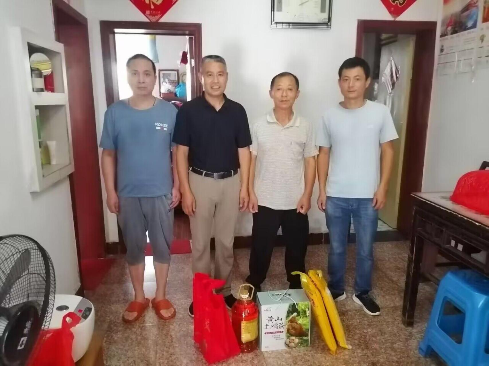 慰问老街街道困难退役军人朱华亮