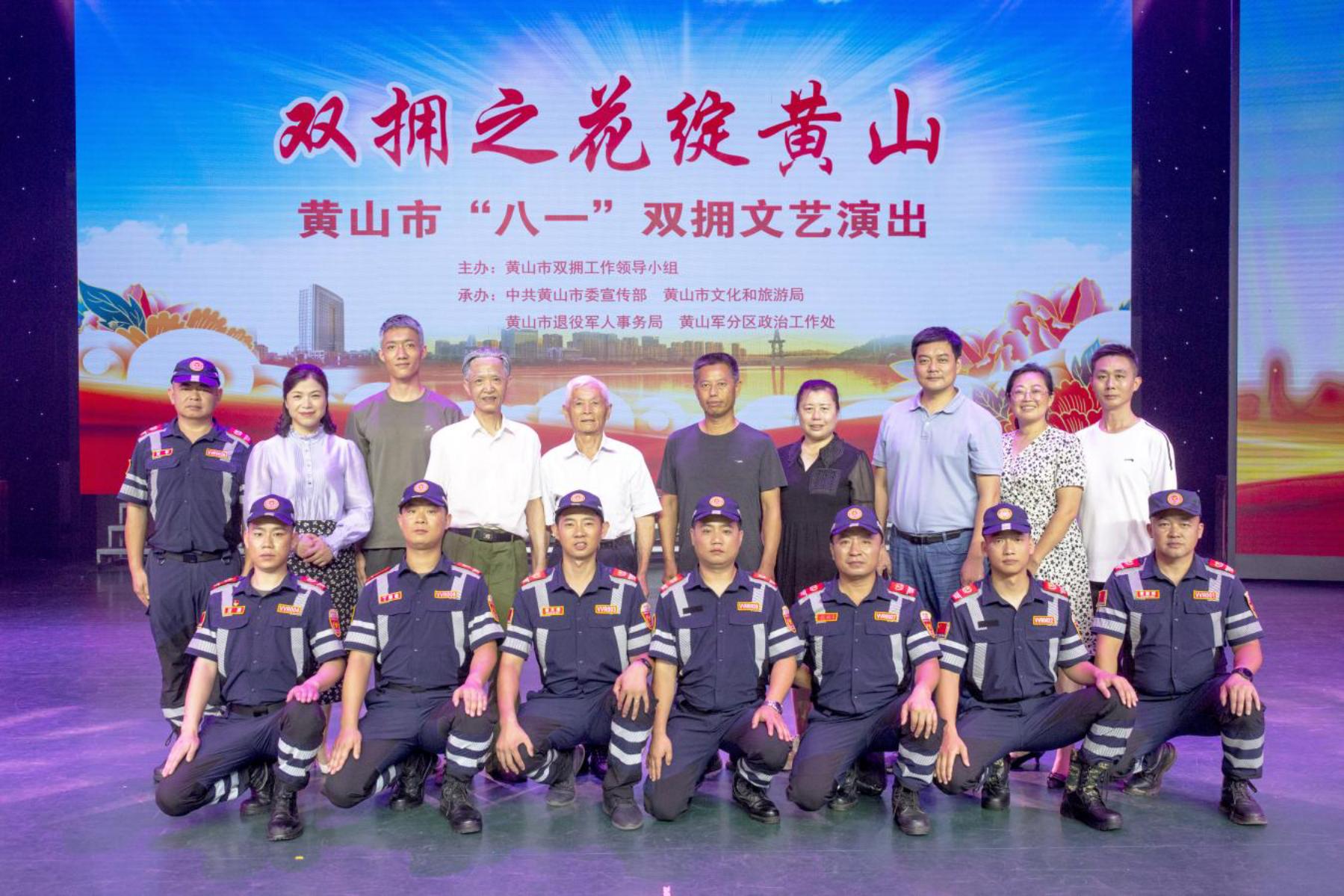 第二排左三是李明