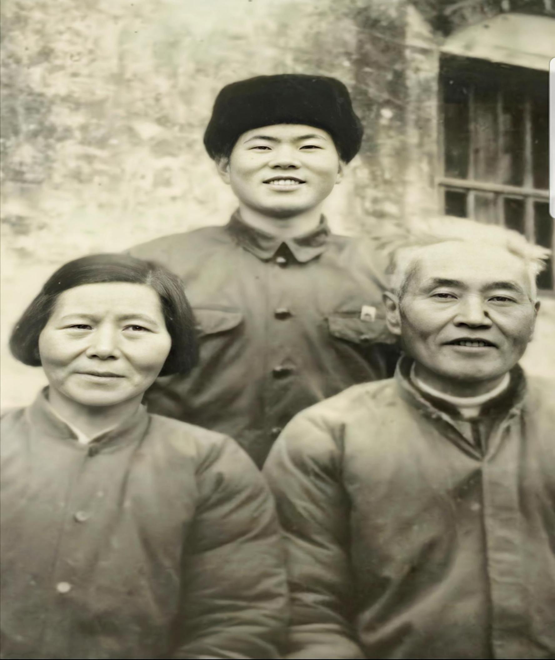欧阳东松18岁参军入伍前和父母合影