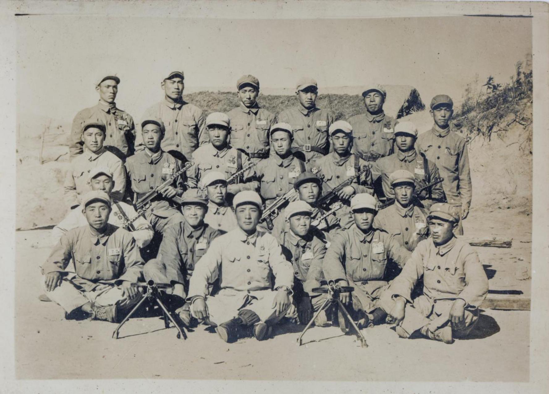 1953年抗美援朝战争胜利后五连二排全排合影（第一排左三是王茂开）