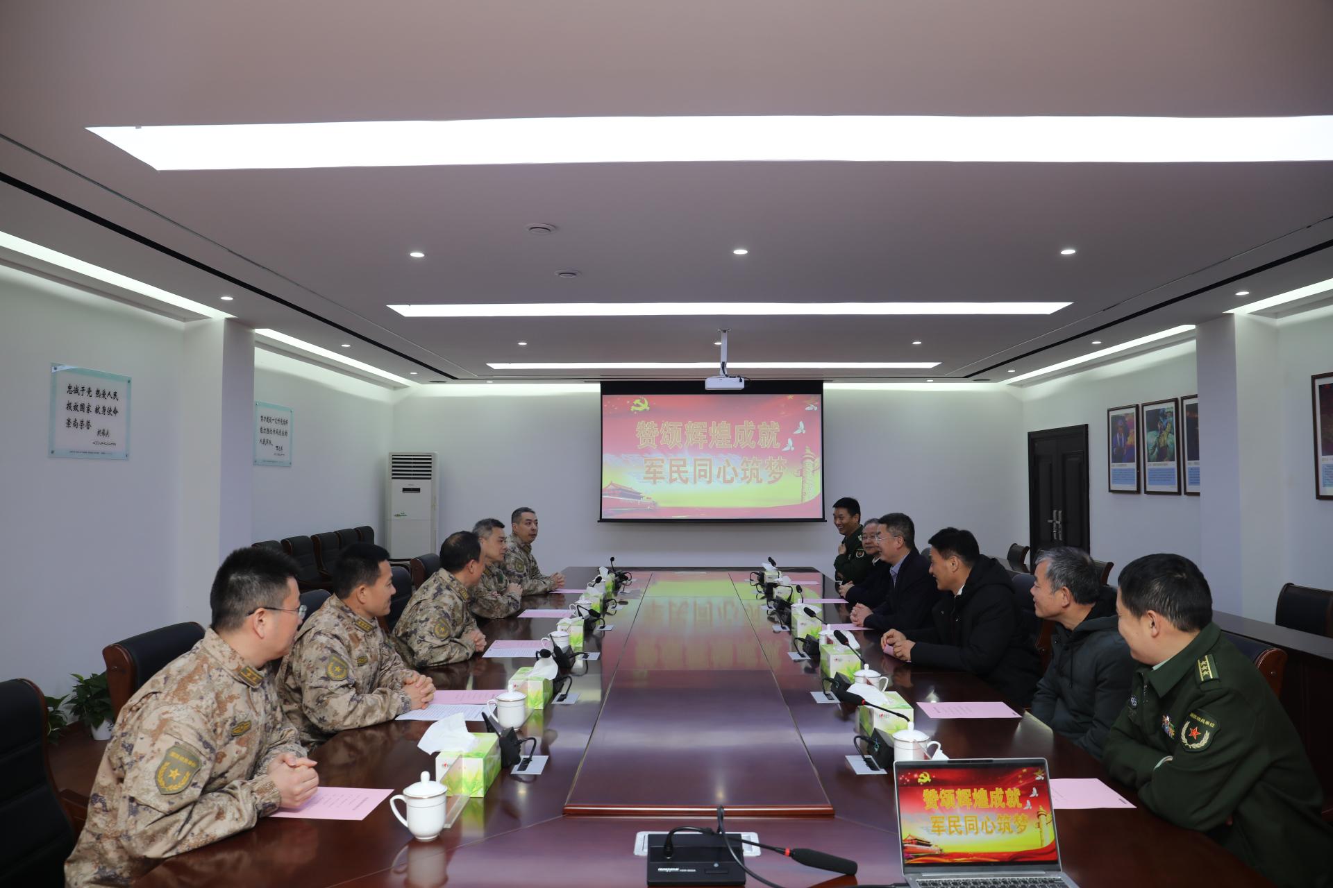 2月4日上午，区四大班子领导慰问军分区