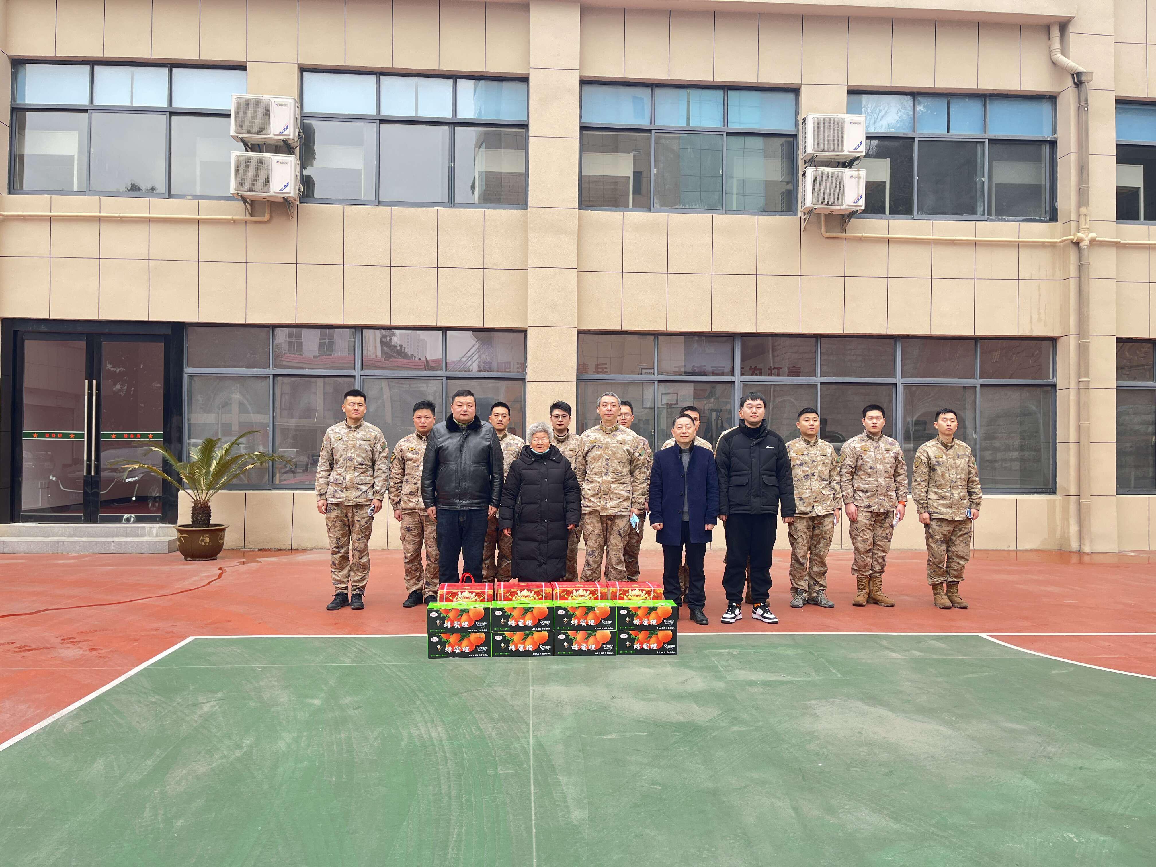 全省双拥模范白祝英与友好社区一同慰问军分区