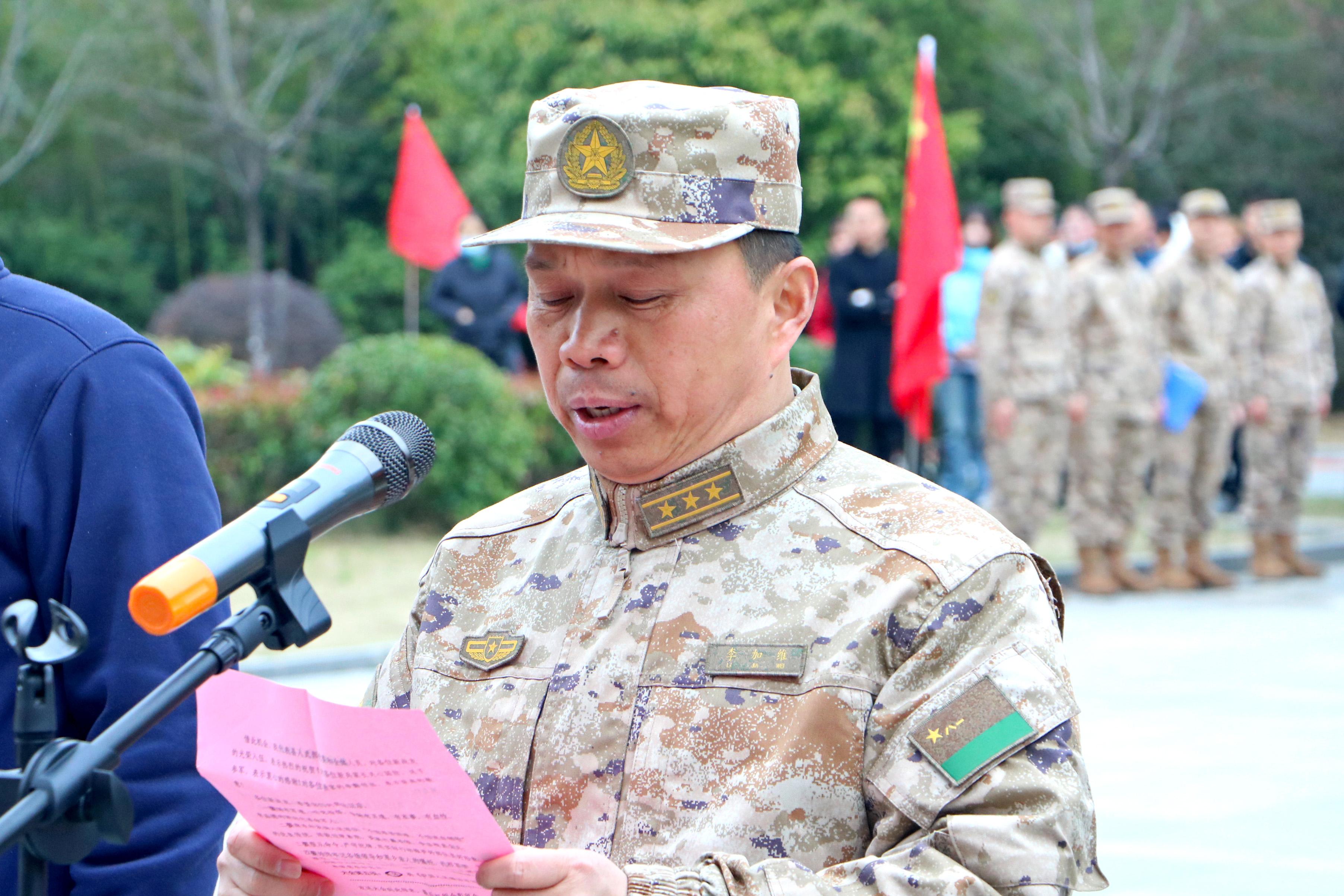 6县委常委、县人武部政委李加维主持大会并讲话