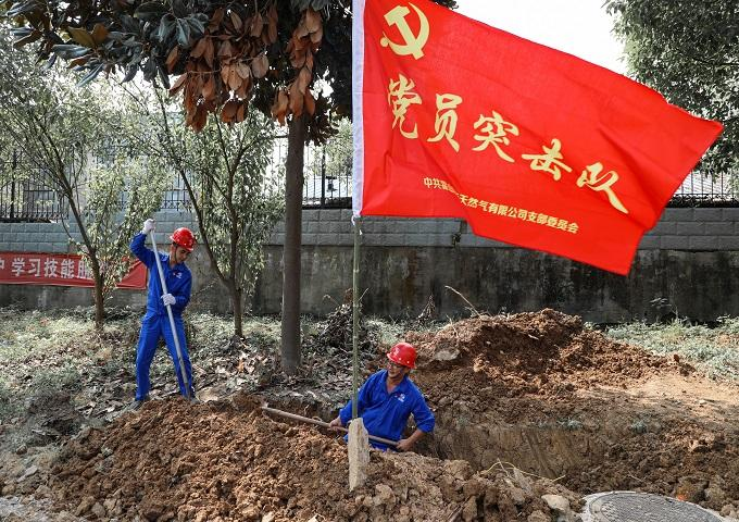 在改管现场成立党员突击队,带领突击队员们攻坚克难