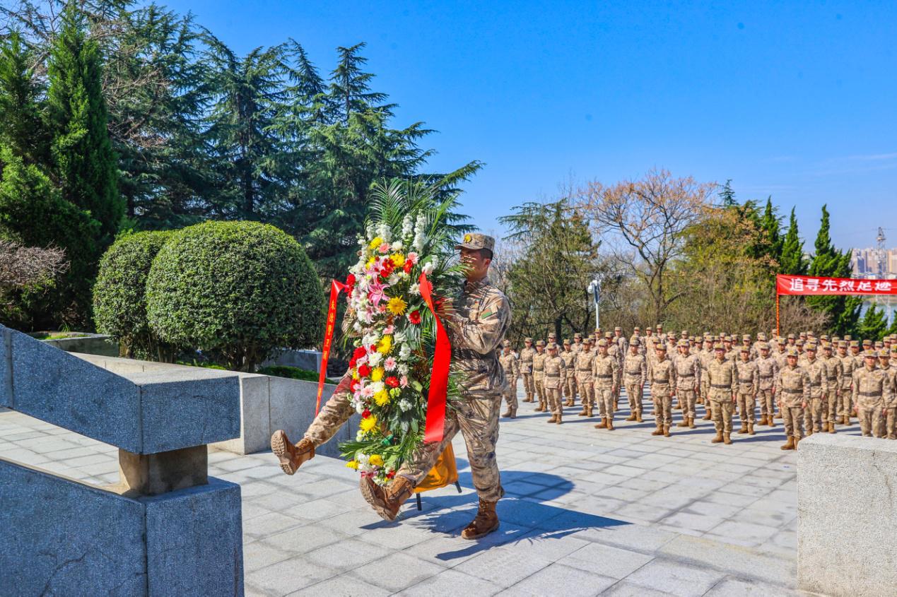 C:\Users\Administrator\Desktop\2024图片库\清明祭英烈，传承英雄志(宋方武)\▲向革命英雄纪念碑敬献花篮。（宋方武 摄）.jpg