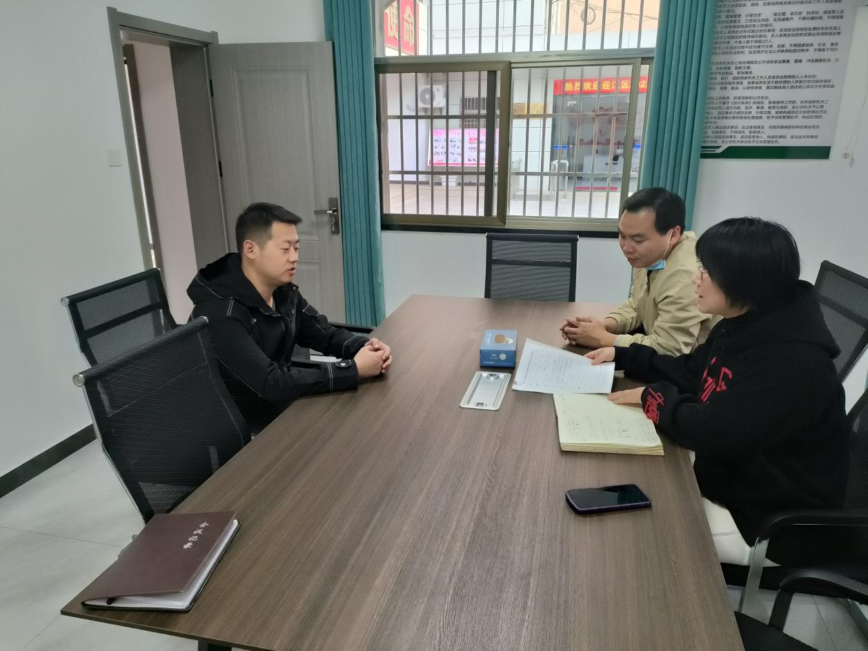 2022年11月江海芬接待来访退役军人