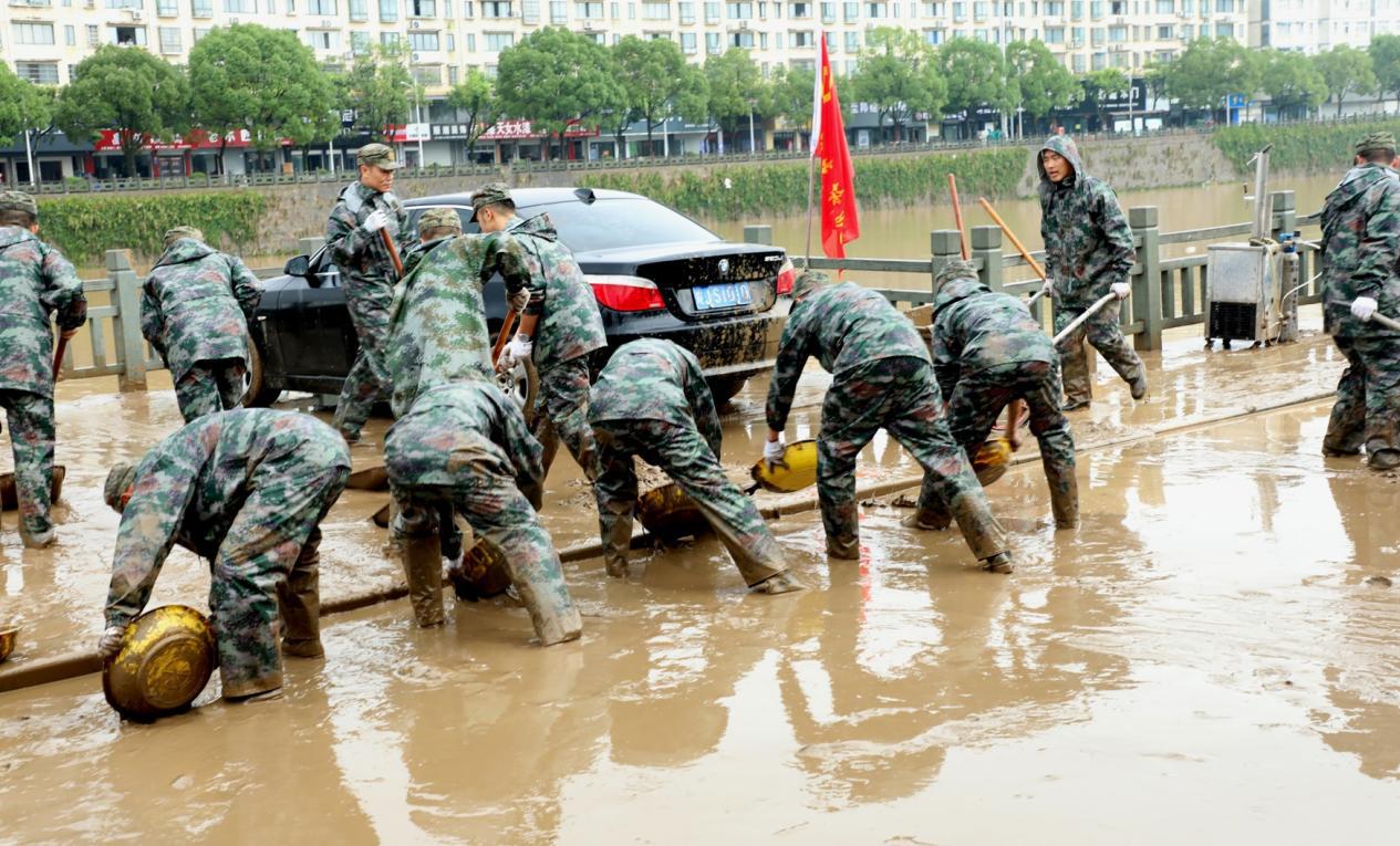 13、歙县：人民子弟兵救灾为人民