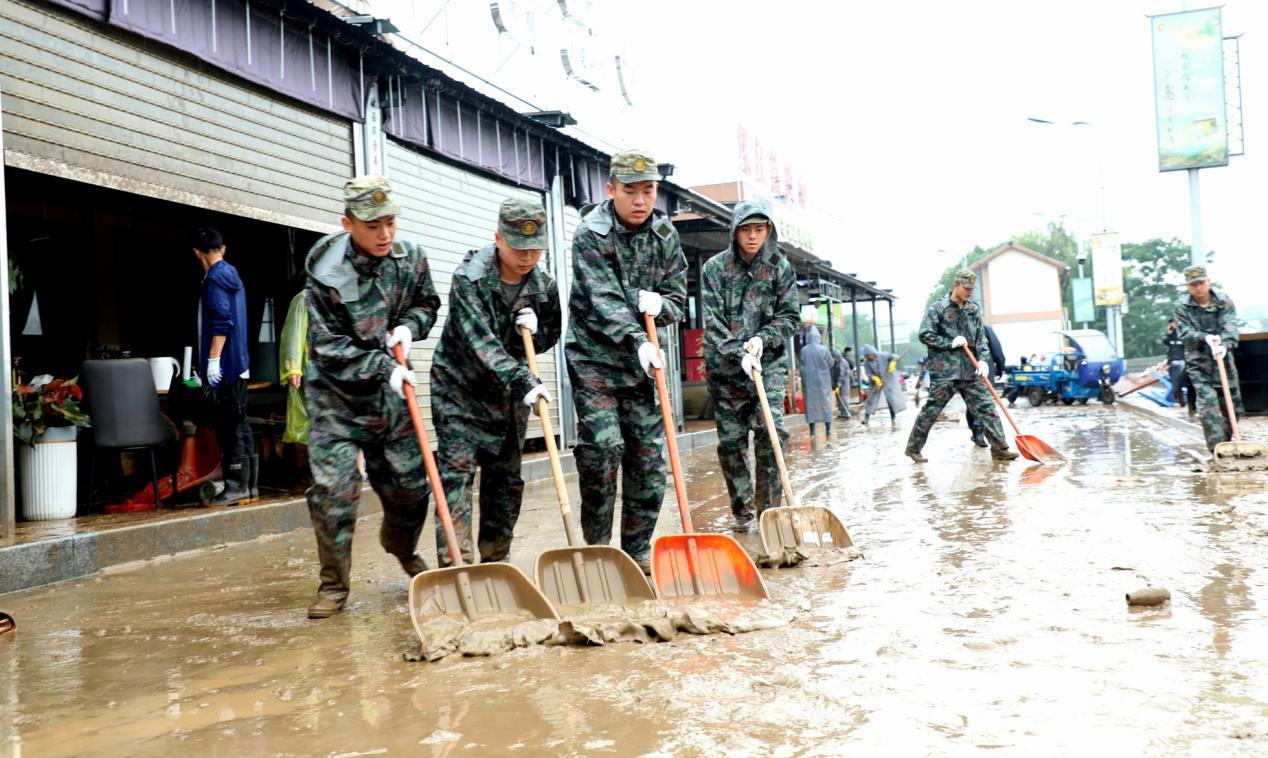 2、歙县：人民子弟兵救灾为人民