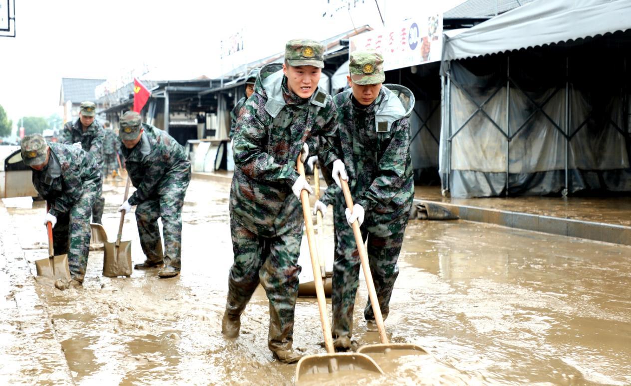 15、歙县：人民子弟兵救灾为人民