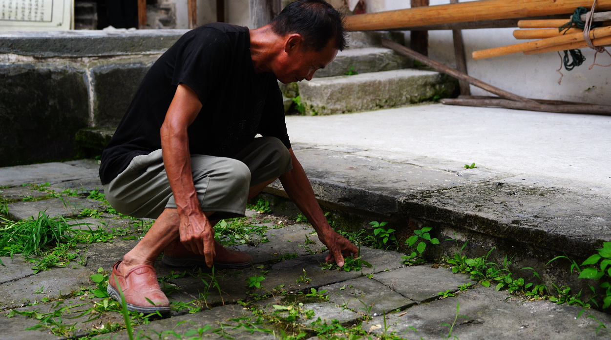 06工作人员定期修缮旧址（安徽师范大学 杨润琪 提供）