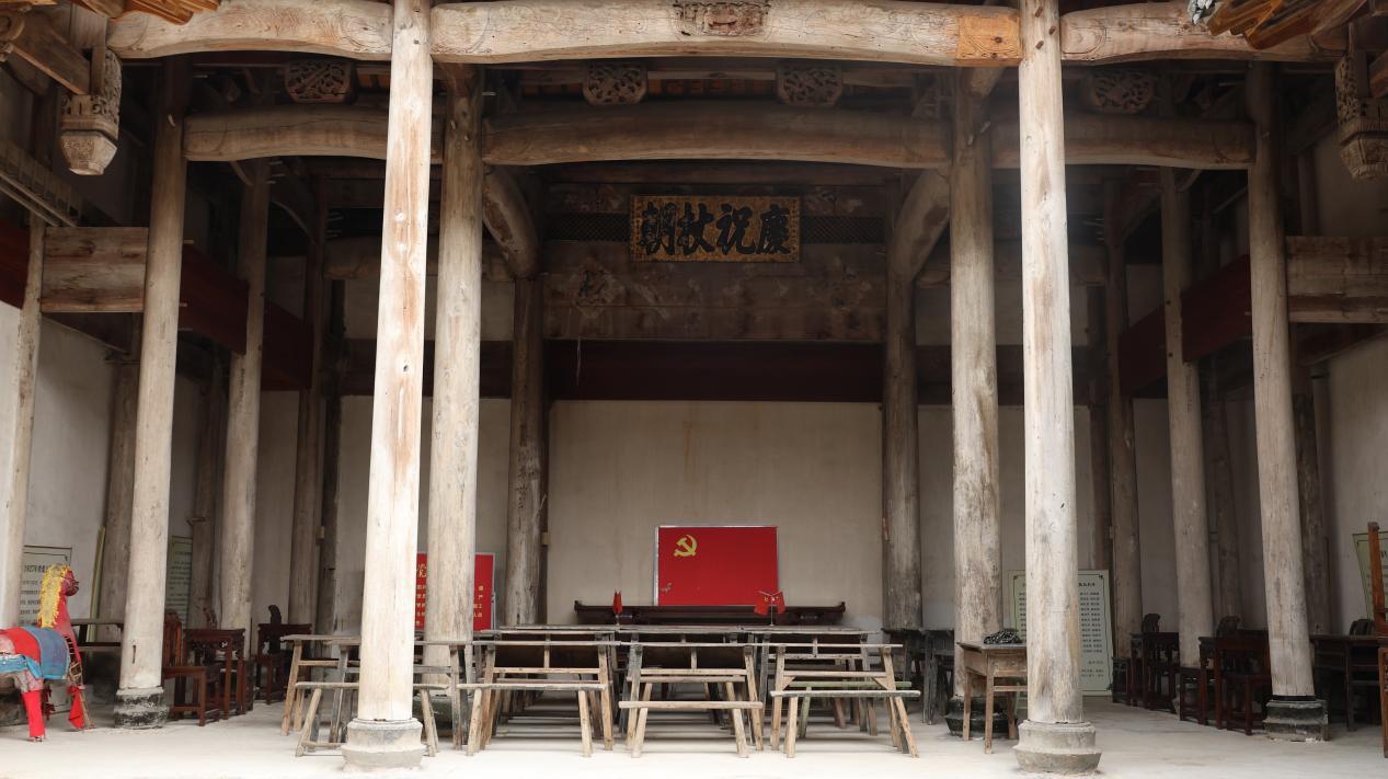 01成员参观仕川农民暴动遗址（安徽师范大学 王莲婷 提供）