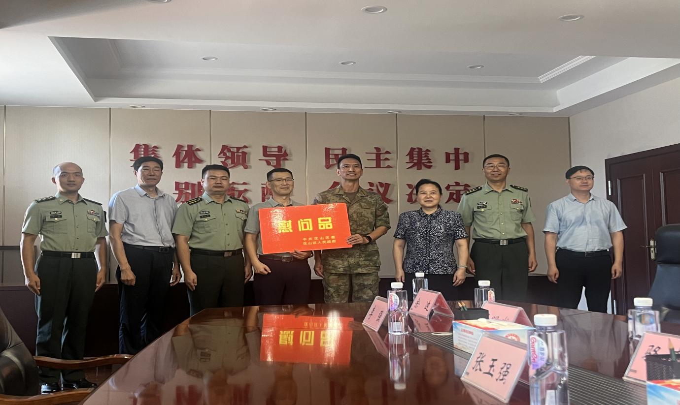 区领导八一慰问