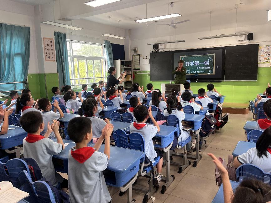 和平小学东校开学第一课国防教育 (2)