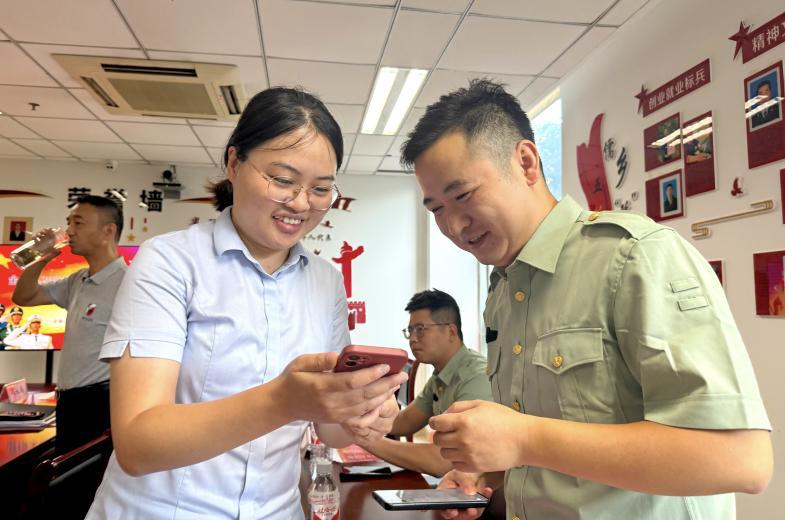 接收单位与确定选岗退役士兵交谈（一）