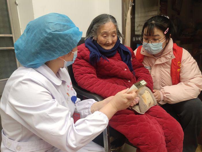 医护人员上门为优抚对象讲解冬季保健知识