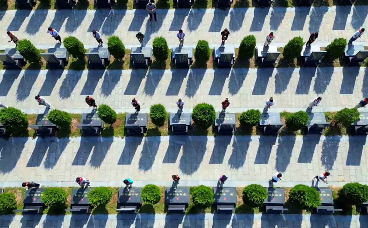 学生瞻仰烈士陵园