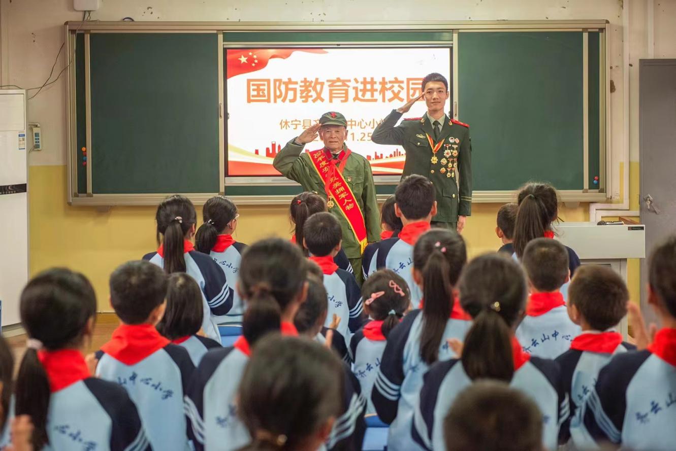 2022年11月25日，“安徽省最美拥军人物”姚华亮和刚退役的二等功臣李明进校园开展国防教育