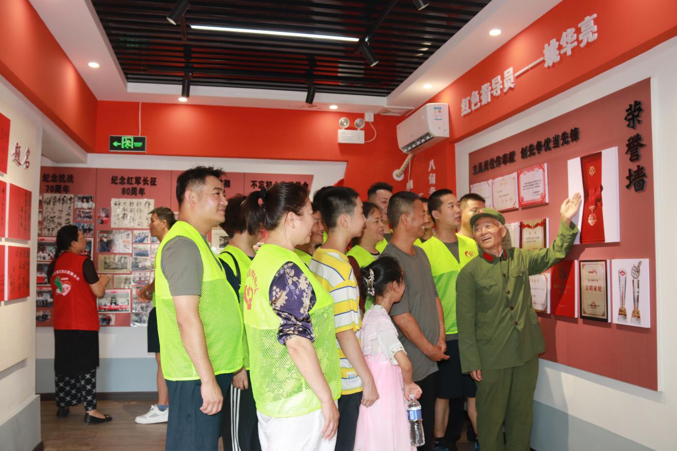 2023年8月10日，姚华亮给参观学习的老兵志愿者服务队员讲述红色故事 (1)