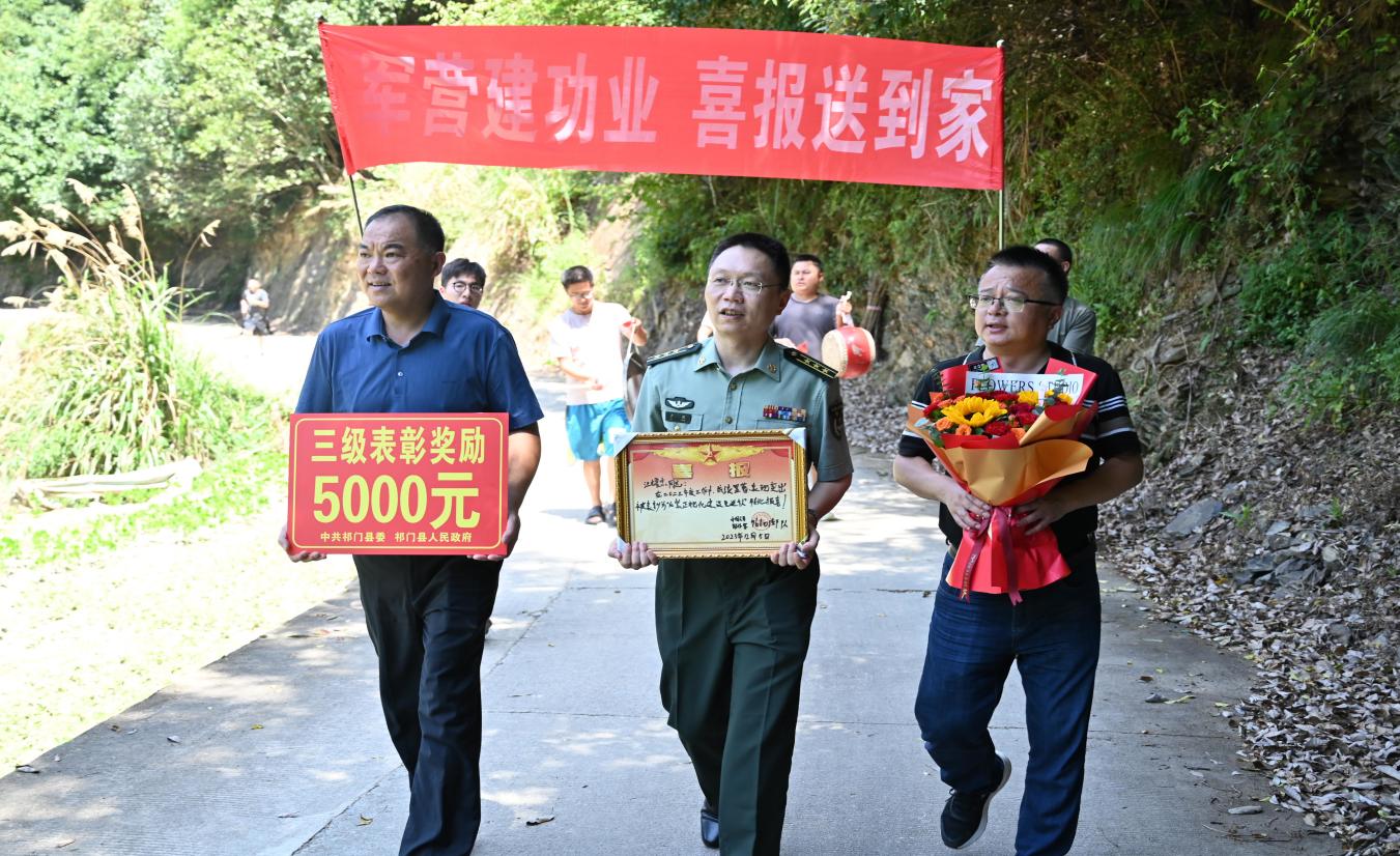 为现役军人家属送喜报