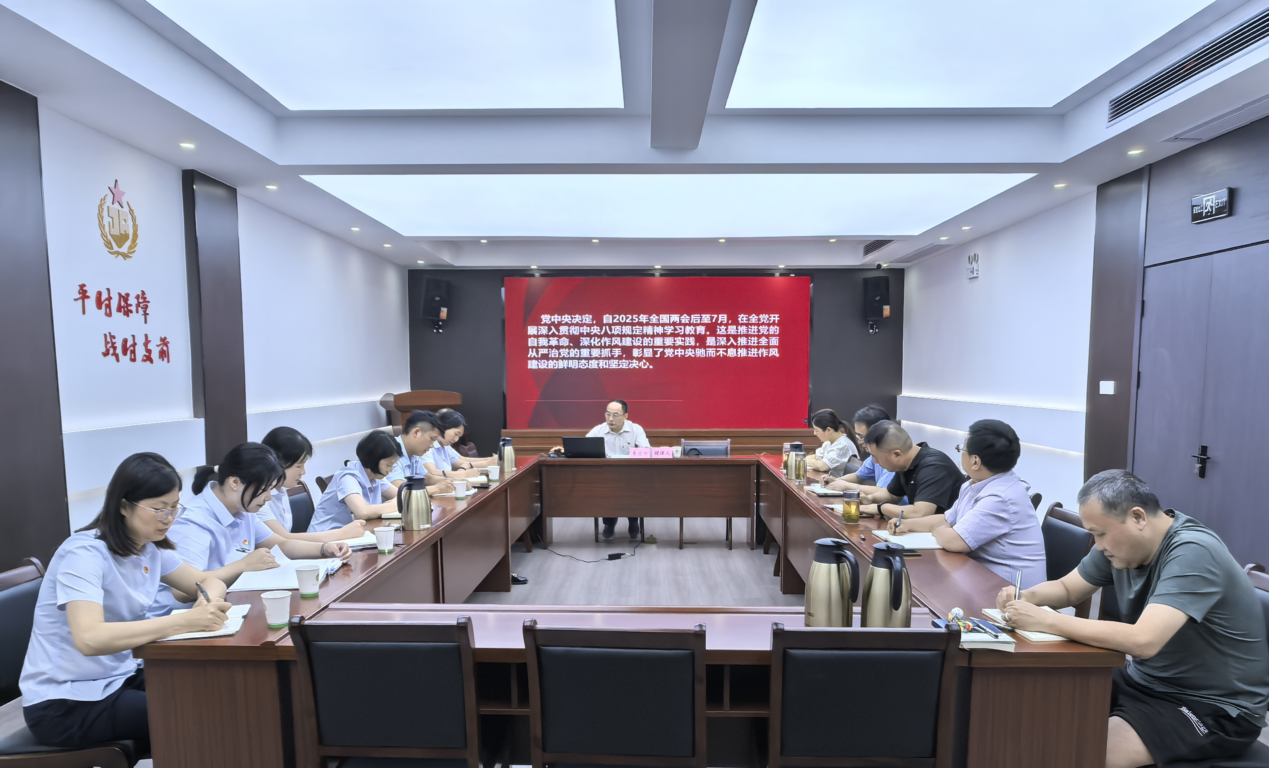 6月12日，朱望林为军供站、烈士陵园党员干部职工上党课