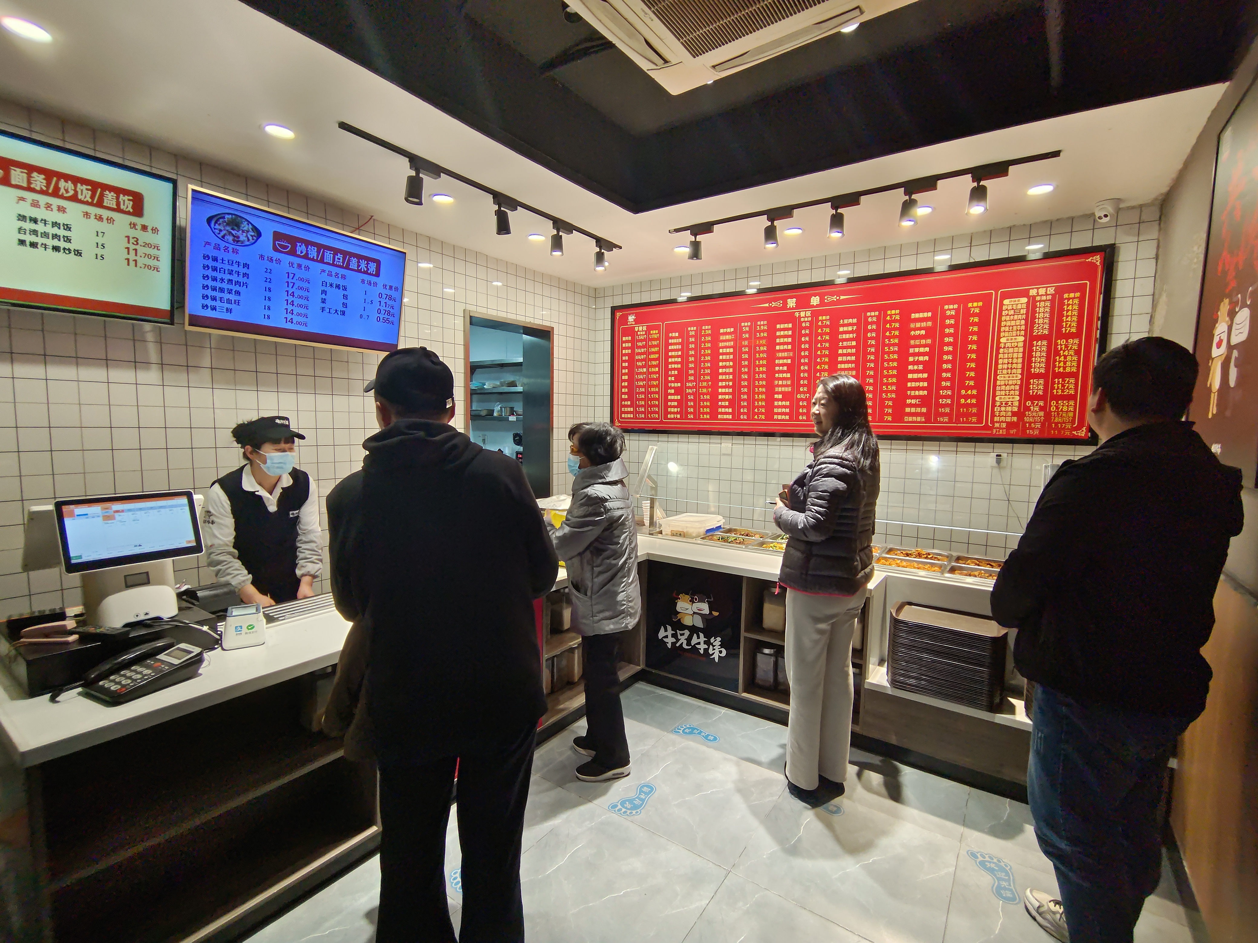 协调军地双方推动建设老年食堂