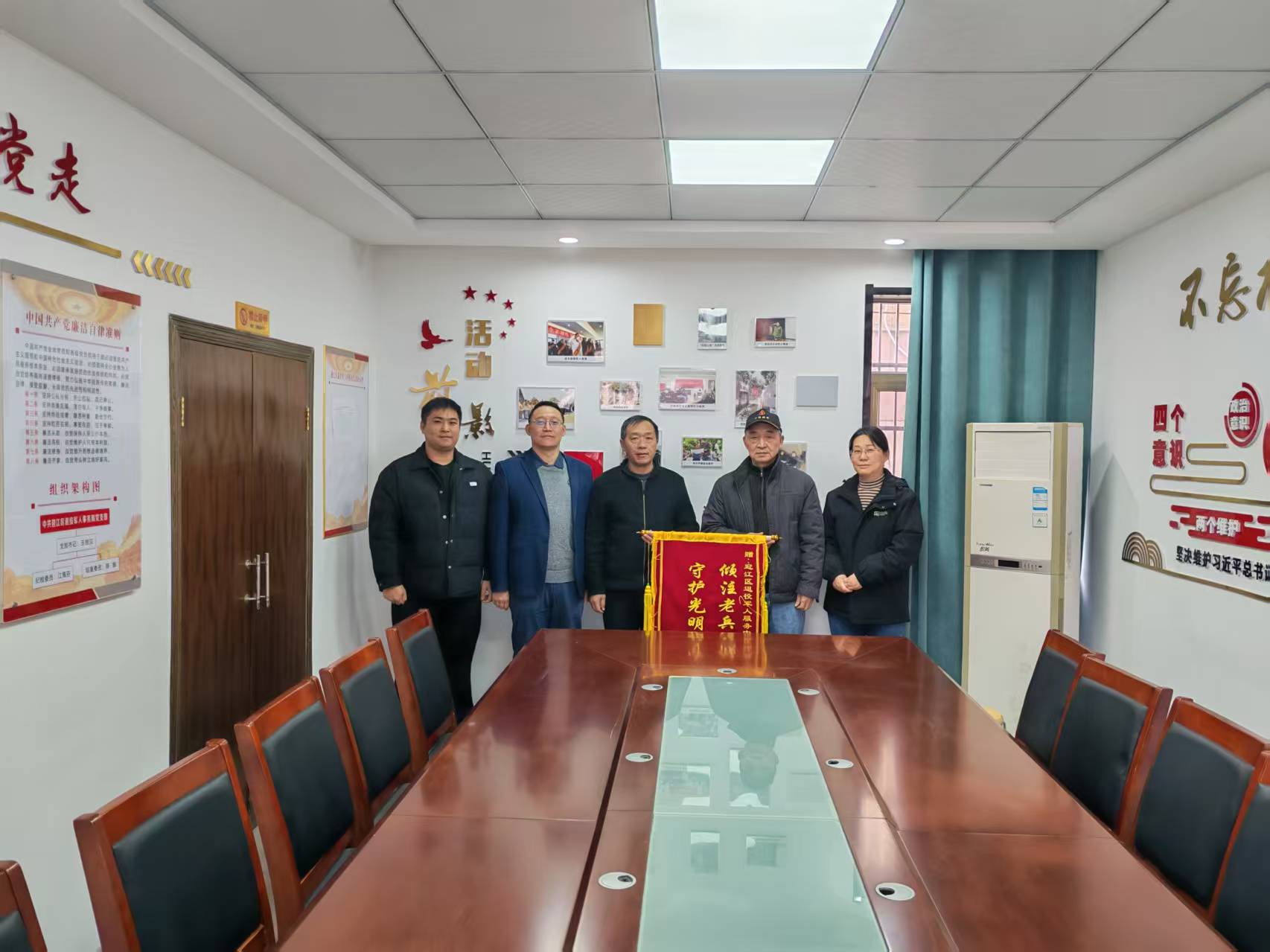 范磊，71岁，双眼视物模糊，视力下降1年，于2025年11月在安庆施汉彬爱尔眼科医院，完成双眼白内障手术，术后左右眼视力均达到0.8