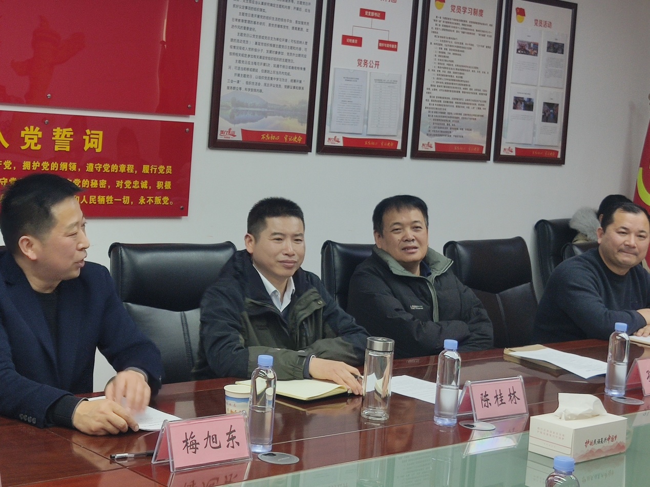 一群人坐在桌子前

AI 生成的内容可能不正确。