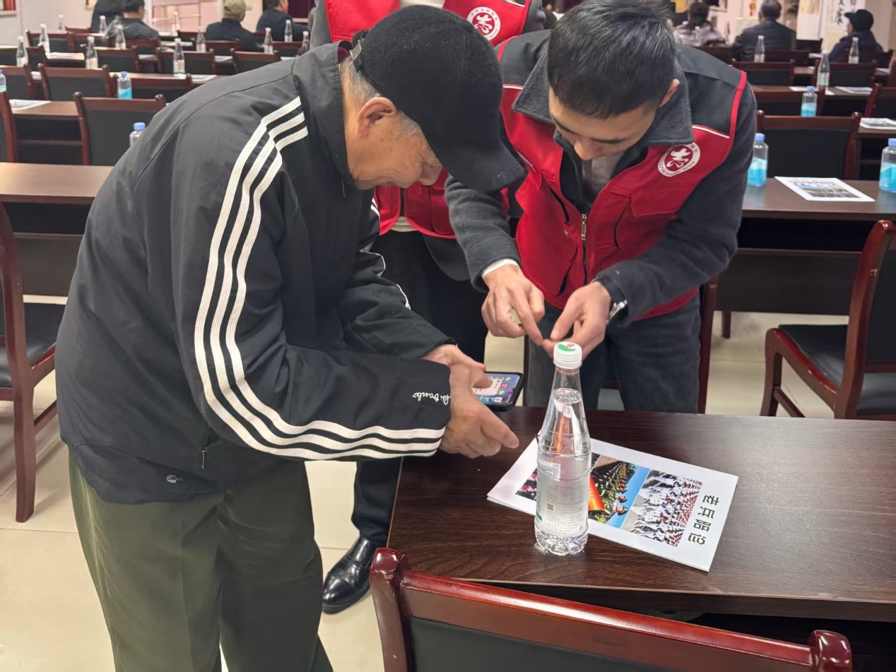 男人站在桌子上

AI 生成的内容可能不正确。