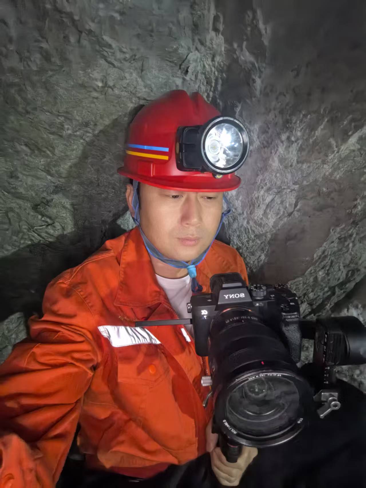 男人戴着头盔

AI 生成的内容可能不正确。