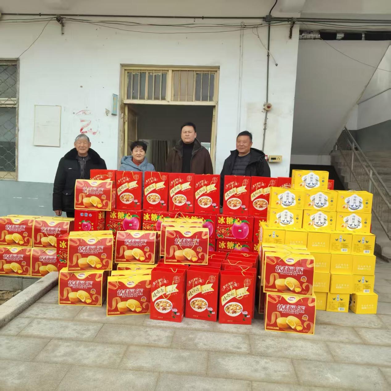 安徽熙鹏食品有限公司总经理闫鹏到张庄寨锦桥敬老院慰问老年人