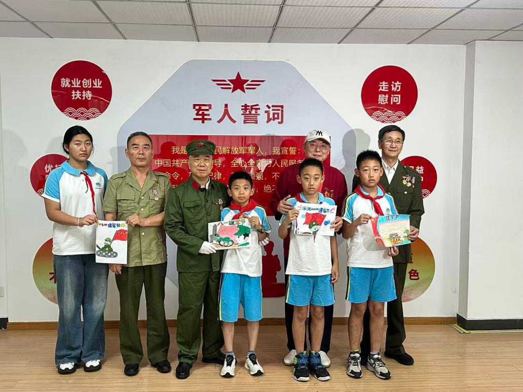 7.31 为立功受奖老兵送节日主题绘画