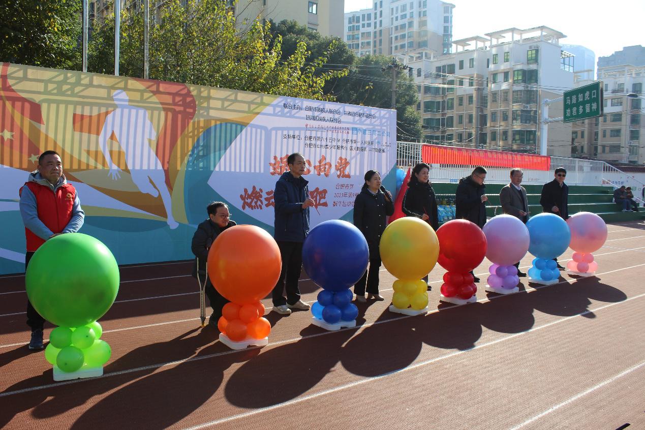图片包含 桌子, 建筑, 小, 小孩&#xA;&#xA;描述已自动生成