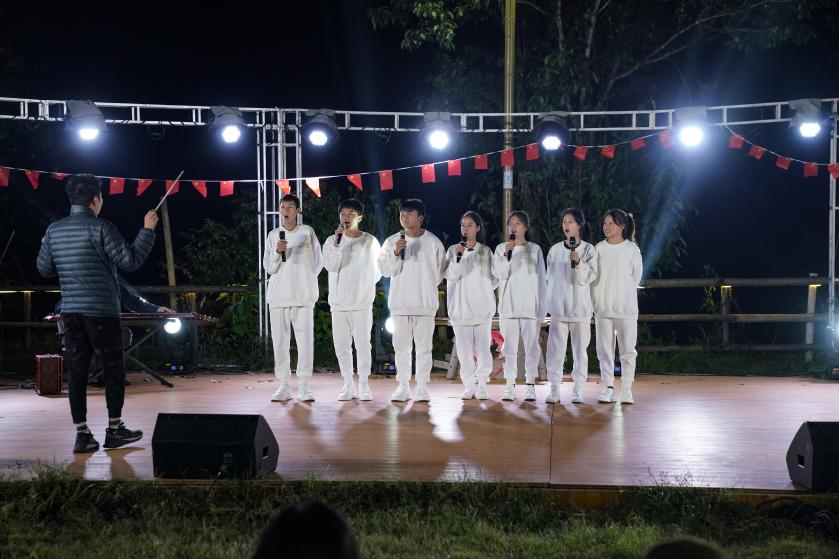 来自桂林市聋哑学校的无声合唱团登台,用无声的歌声传递对世界的热爱与梦想