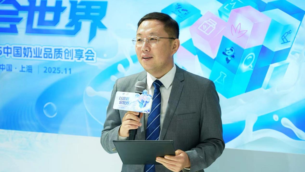 伊利集团副总裁杨超群在活动上致辞