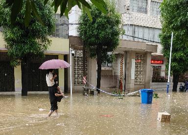\\clicshnas01\Userdata\16100453\Desktop\广西防汛抗洪救灾\图片\素材5:中国人寿横州支公司全力开展抗洪救灾工作\党员帮扶突击队协助群众紧急撤离至安全安置点.jpg