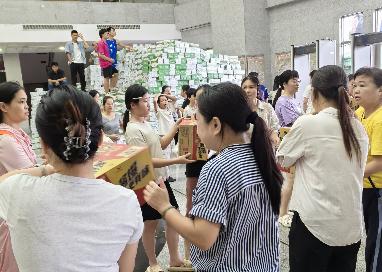 \\clicshnas01\Userdata\16100453\Desktop\广西防汛抗洪救灾\图片\素材2:中国人寿寿险贵港分公司同心聚力战洪灾\贵港分公司员工和业务员参与救灾物资搬运志愿服务工作.jpg