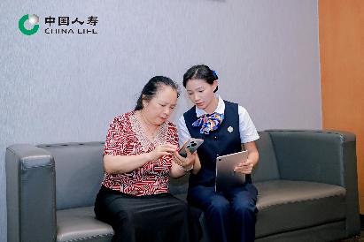\\clicshnas01\Userdata\16100453\Desktop\“媒体看国寿”(四川站)\国寿人险品签〔2026〕126号 (新闻资料审批2026079-080)关于审批“媒体看国寿”调研采访活动(四川站)新闻发布材料的请示\柜面服务人员指导客户线上办理业务.JPG