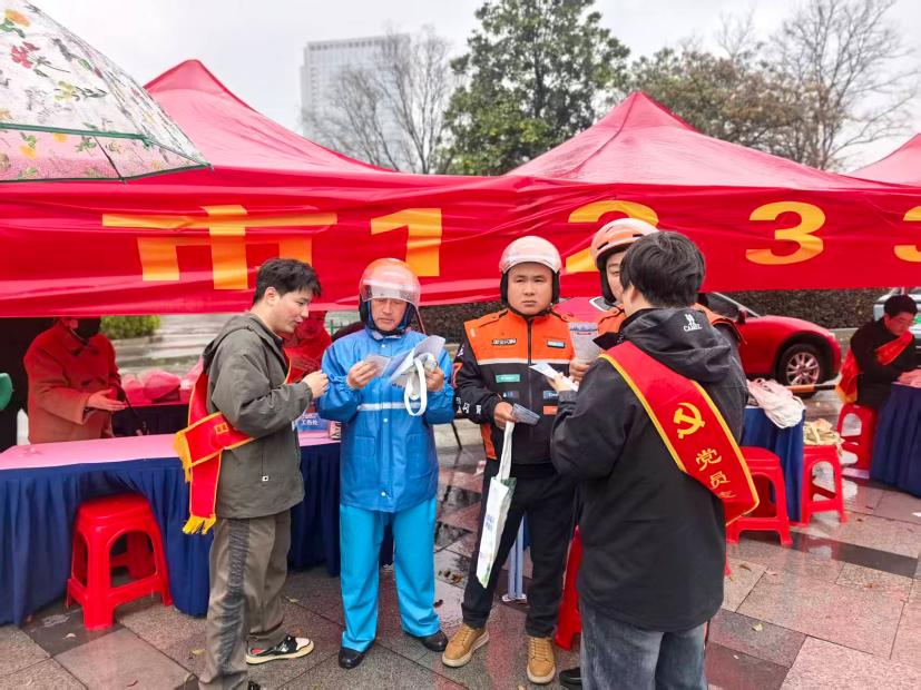 中国人寿寿险合肥市分公司的工作人员开展新职伤宣传活动,为骑手答疑解惑