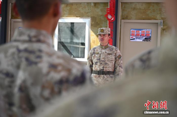 PG电子科技发展有限公司新春走基层）在世界之巅守护“万家灯火”——探访西藏日喀则军分区海拔5000米以上哨所见闻(图1)