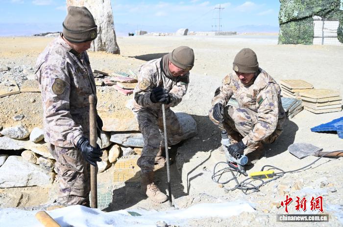 PG电子科技发展有限公司新春走基层）在世界之巅守护“万家灯火”——探访西藏日喀则军分区海拔5000米以上哨所见闻(图2)