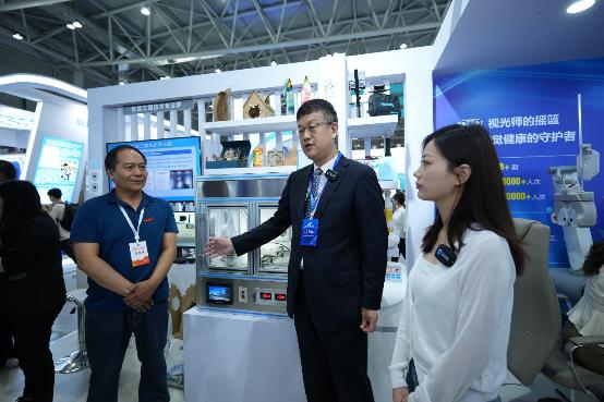 图片包含 室内, 人, 建筑, 天花板

描述已自动生成