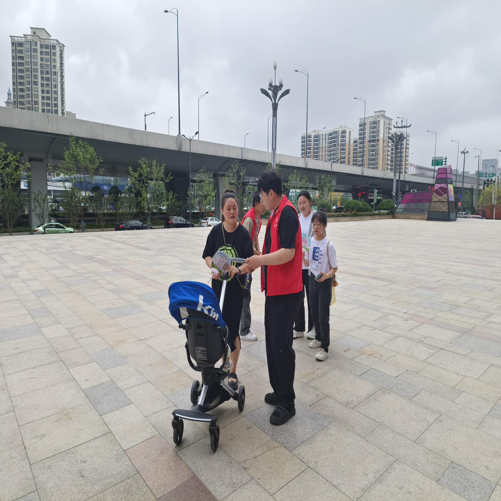 正大广场发放宣传折页