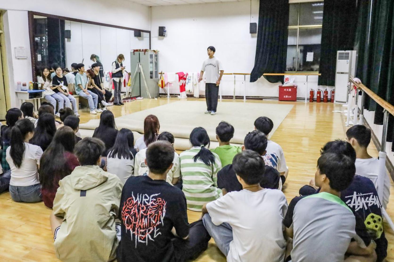 观看老生表演右侧后 全景