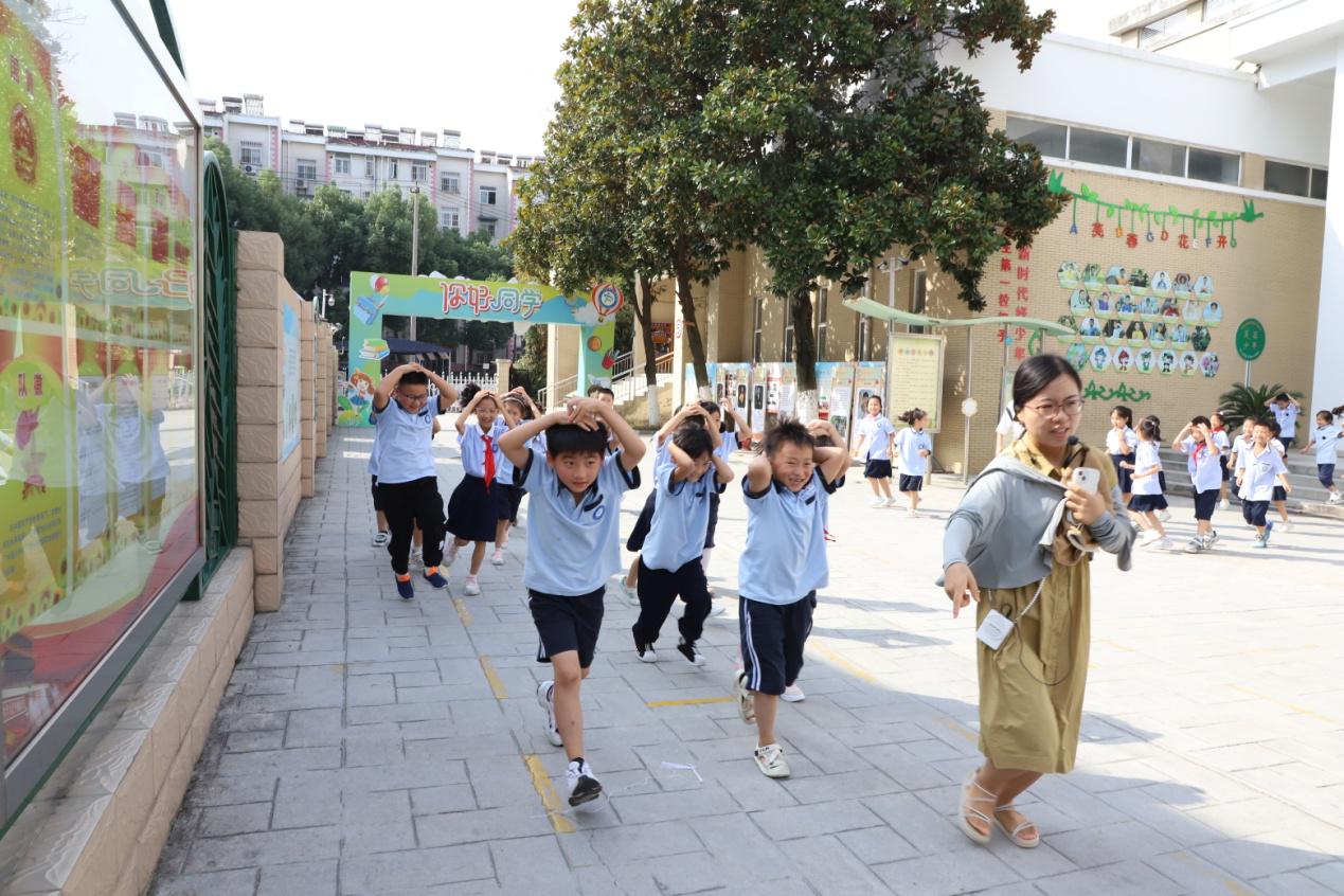 E:\9月26日校校通\2 (2).JPG