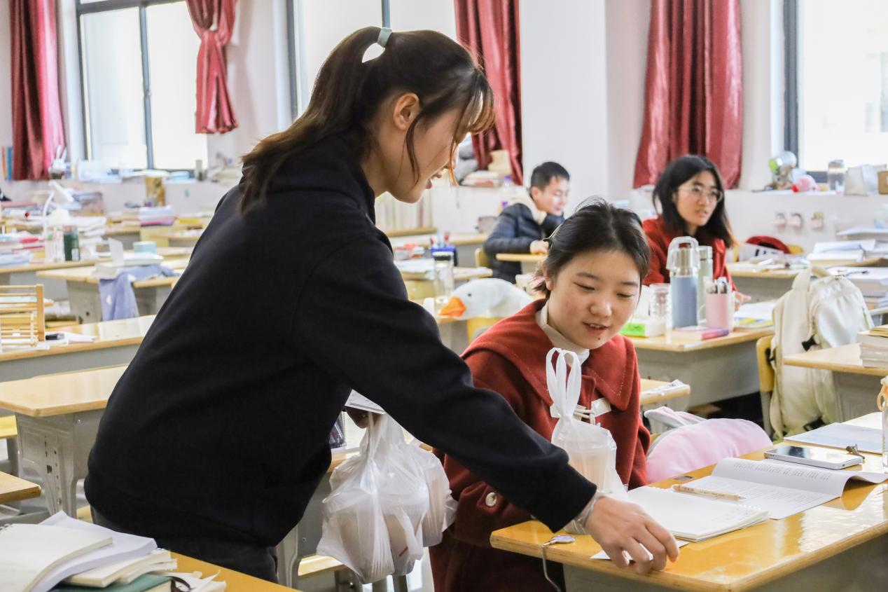 给考研的学姐送卡片和梨汁1